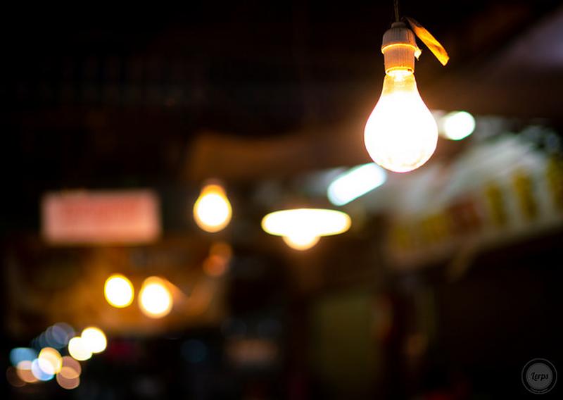 Light bulbs out of focus